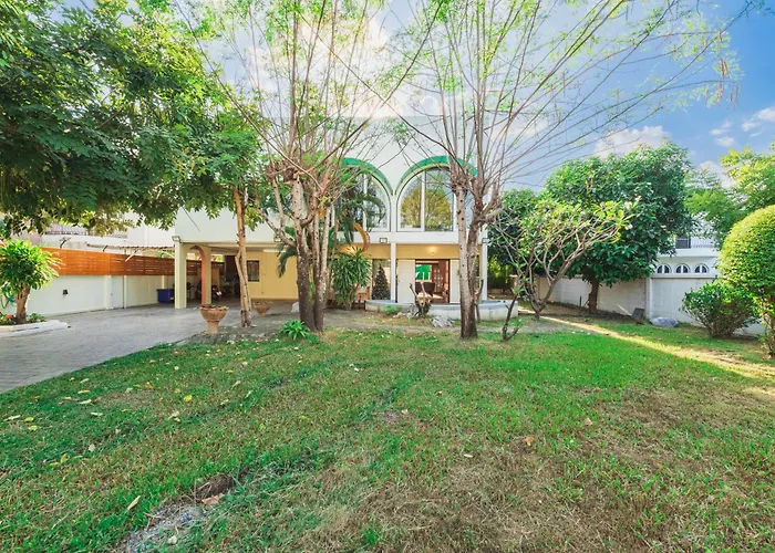 Cozy Garden Pool Sukhumvit Villa